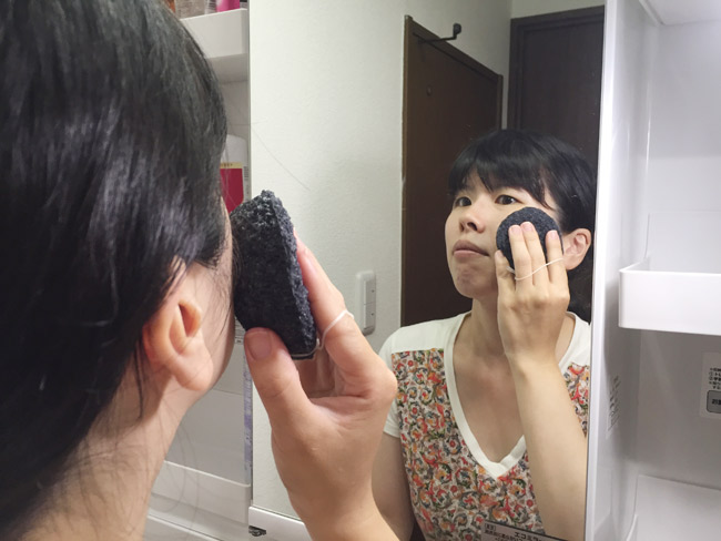こんにゃくスポンジで洗っているところ