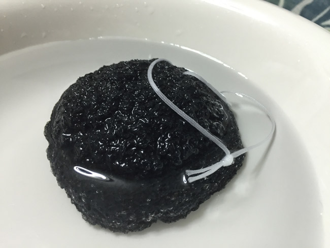 こんにゃくスポンジを水につける