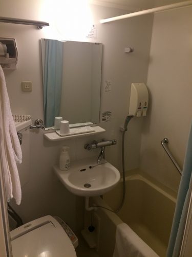 バストイレは普通。蛇口がひねるだけなのは◎
