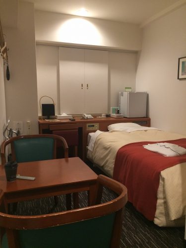 セミダブルとして泊まる人はテーブルが使いやすいかも