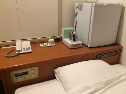 枕元に物もけっこう置ける