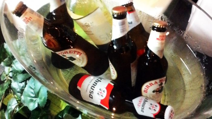 軽い口当たりのイタリアのサルデーニャ島のビール「イクヌーザ」。濃厚で芳醇な味わいのイタリアで有名なビール「モレッティ」。
