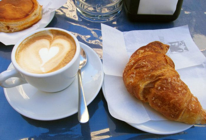 イタリアの朝ごはんといえば、カプチーノとコルネットが定番。