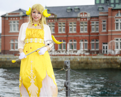 バナナ姫の姿で北九州氏のPRをしている井上さん