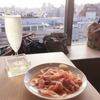 こぼれスパークリングワイン（￥430）と切りたての生ハム（Sサイズ￥980）