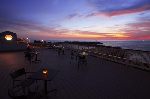夕暮れ時には、日本夕陽百選に選ばれた美しい夕陽が観賞できます