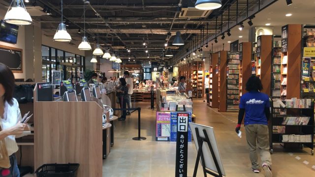 【志免TSUTAYA】TSUTAYA BOOK GARAGE福岡志免（ツタヤブックガレージ）でも本にはまって3時間。人気パン屋フルフル、ハニー珈琲もあるよ（福岡志免/書店・パン屋）